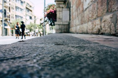 Kudüs İsrail 08 Haziran 2018 görüntülemek bilinmeyenli insan sabah Kudüs'ün Yafa Caddesi'nde yürürken zemin seviyesinden