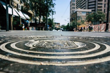 Kudüs İsrail 08 Haziran 2018 görüntülemek bilinmeyenli insan sabah Kudüs'ün Yafa Caddesi'nde yürürken zemin seviyesinden