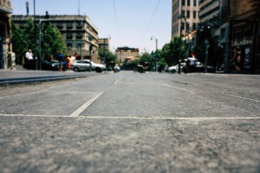 Kudüs İsrail 08 Haziran 2018 görüntülemek bilinmeyenli insan sabah Kudüs'ün Yafa Caddesi'nde yürürken zemin seviyesinden