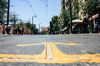 Kudüs İsrail 08 Haziran 2018 görüntülemek bilinmeyenli insan sabah Kudüs'ün Yafa Caddesi'nde yürürken zemin seviyesinden