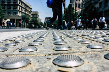 Kudüs İsrail 08 Haziran 2018 görüntülemek bilinmeyenli insan sabah Kudüs'ün Yafa Caddesi'nde yürürken zemin seviyesinden
