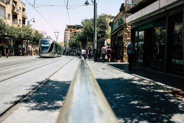 Kudüs İsrail 08 Haziran 2018 görüntülemek bilinmeyenli insan sabah Kudüs'ün Yafa Caddesi'nde yürürken zemin seviyesinden