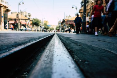 Kudüs İsrail 08 Haziran 2018 görüntülemek bilinmeyenli insan sabah Kudüs'ün Yafa Caddesi'nde yürürken zemin seviyesinden