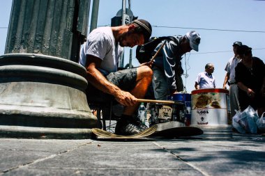 Kudüs İsrail 08 Haziran 2018 sabah Jaffa street Kudüs'te oynayan bir müzisyen görünümünü