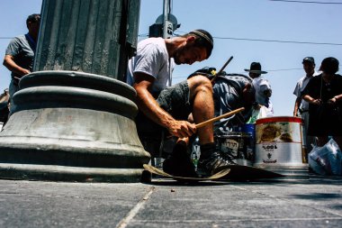 Kudüs İsrail 08 Haziran 2018 sabah Jaffa street Kudüs'te oynayan bir müzisyen görünümünü