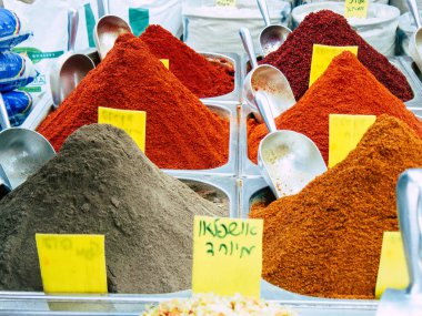 Kudüs İsrail 12 Haziran 2018 çeşitli baharatlar görünümünü sabah Kudüs'te piyasada satılan