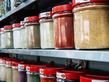 Kudüs İsrail 12 Haziran 2018 çeşitli baharatlar görünümünü sabah Kudüs'te piyasada satılan