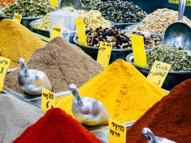 Kudüs İsrail 12 Haziran 2018 çeşitli baharatlar görünümünü sabah Kudüs'te piyasada satılan