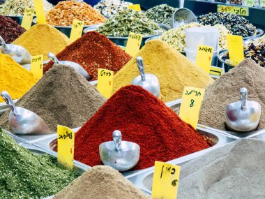 Kudüs İsrail 12 Haziran 2018 çeşitli baharatlar görünümünü sabah Kudüs'te piyasada satılan