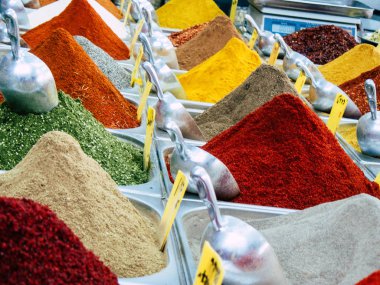 Kudüs İsrail 12 Haziran 2018 çeşitli baharatlar görünümünü sabah Kudüs'te piyasada satılan