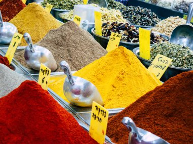 Kudüs İsrail 12 Haziran 2018 çeşitli baharatlar görünümünü sabah Kudüs'te piyasada satılan