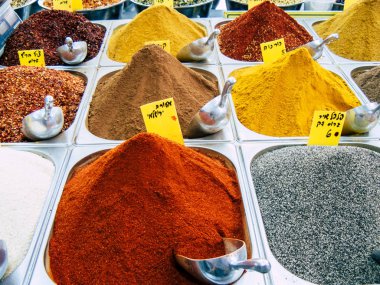 Kudüs İsrail 12 Haziran 2018 çeşitli baharatlar görünümünü sabah Kudüs'te piyasada satılan