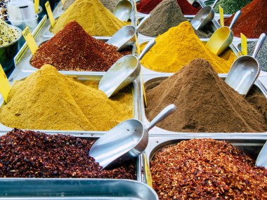 Kudüs İsrail 12 Haziran 2018 çeşitli baharatlar görünümünü sabah Kudüs'te piyasada satılan