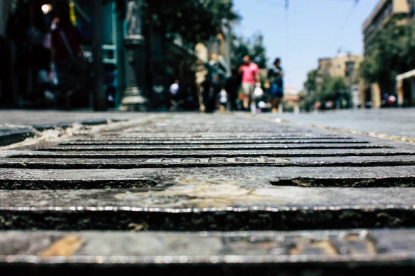 Kudüs İsrail 08 Haziran 2018 görüntülemek bilinmeyenli insan sabah Kudüs'ün Yafa Caddesi'nde yürürken zemin seviyesinden