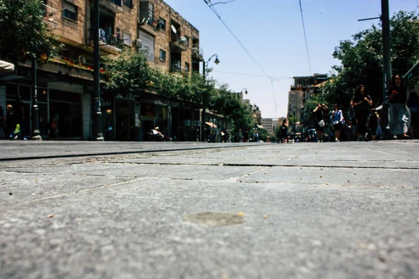 Kudüs İsrail 08 Haziran 2018 görüntülemek bilinmeyenli insan sabah Kudüs'ün Yafa Caddesi'nde yürürken zemin seviyesinden
