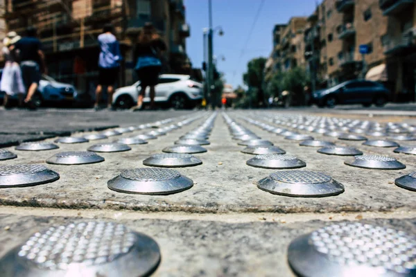 Kudüs İsrail 08 Haziran 2018 görüntülemek bilinmeyenli insan sabah Kudüs'ün Yafa Caddesi'nde yürürken zemin seviyesinden