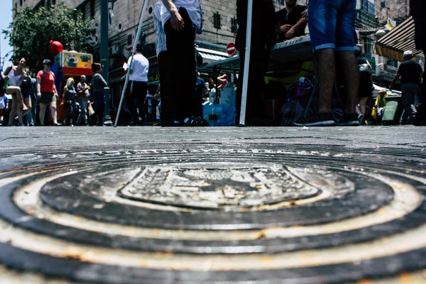 Kudüs İsrail 08 Haziran 2018 görüntülemek bilinmeyenli insan sabah Kudüs'ün Yafa Caddesi'nde yürürken zemin seviyesinden