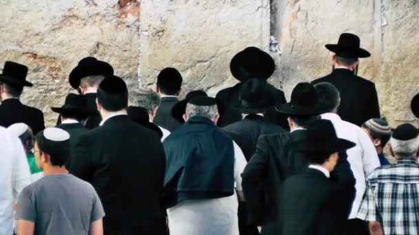 Jerozolimy Izrael Czerwca 2018 Zobacz Niewiadomych Ludzie Modląc Się Frontu — Wideo stockowe