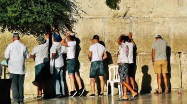 Kudüs İsrail 18 Haziran 2018 görüntülemek bilinmeyenli insanlar dua eden önü Kudüs'ün eski şehri Western duvara sabah