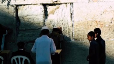 Kudüs İsrail 18 Haziran 2018 görüntülemek bilinmeyenli insanlar dua eden önü Kudüs'ün eski şehri Western duvara sabah