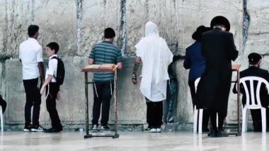 Kudüs İsrail 18 Haziran 2018 görüntülemek bilinmeyenli insanlar dua eden önü Kudüs'ün eski şehri Western duvara sabah