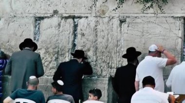 Kudüs İsrail 18 Haziran 2018 görüntülemek bilinmeyenli insanlar dua eden önü Kudüs'ün eski şehri Western duvara sabah