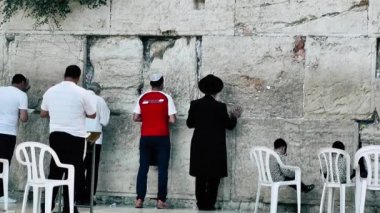 Kudüs İsrail 18 Haziran 2018 görüntülemek bilinmeyenli insanlar dua eden önü Kudüs'ün eski şehri Western duvara sabah