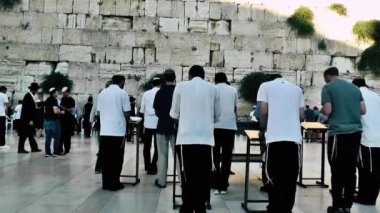 Kudüs İsrail 18 Haziran 2018 görüntülemek bilinmeyenli insanlar dua eden önü Kudüs'ün eski şehri Western duvara sabah