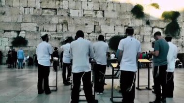 Kudüs İsrail 18 Haziran 2018 görüntülemek bilinmeyenli insanlar dua eden önü Kudüs'ün eski şehri Western duvara sabah