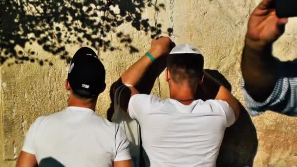 Jerusalén Israel Junio 2018 Vista Gente Desconocida Rezando Frente Muro — Vídeos de Stock