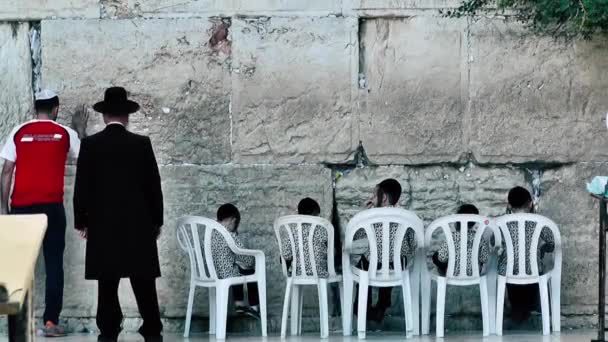Иерусалим Израиль Июнь 2018 Вид Неизвестных Людей Молящихся Перед Западной — стоковое видео