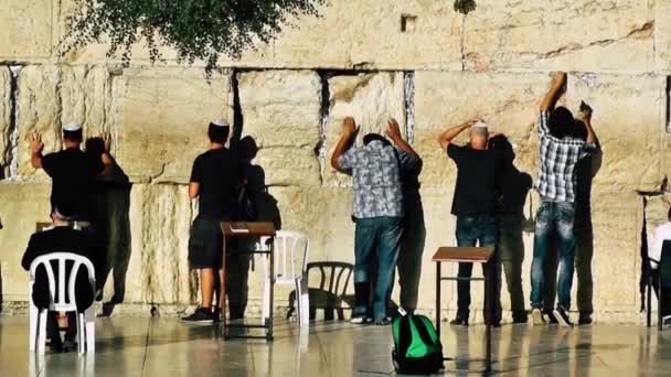 Jerusalém Israel Junho 2018 Vista Pessoas Desconhecidas Orando Frente Muro — Vídeo de Stock