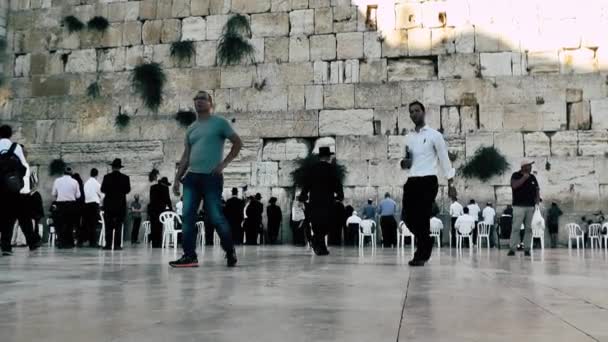 Єрусалим Червня 2018 Переглянути Невідомих Людей Молиться Фронту Старе Місто — стокове відео