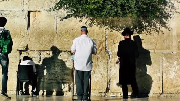 Jerusalén Israel Junio 2018 Vista Gente Desconocida Rezando Frente Muro — Vídeo de stock