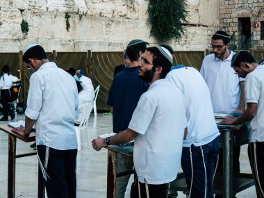 Jerusalem İsrail 14 Nisan 2018 bilinmeyenli insanlar açık Kudüs'ün eski şehri Western duvara öğleden sonra dua