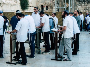 Jerusalem İsrail 14 Nisan 2018 bilinmeyenli insanlar açık Kudüs'ün eski şehri Western duvara öğleden sonra dua