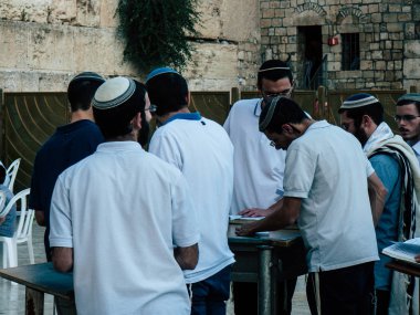 Jerusalem İsrail 14 Nisan 2018 bilinmeyenli insanlar açık Kudüs'ün eski şehri Western duvara öğleden sonra dua