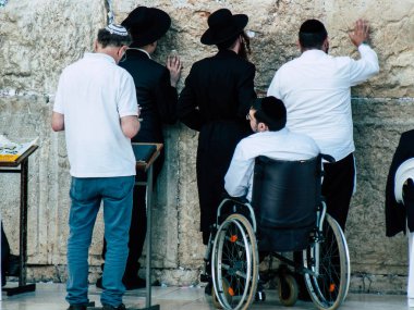 Jerusalem İsrail 14 Nisan 2018 bilinmeyenli insanlar açık Kudüs'ün eski şehri Western duvara öğleden sonra dua