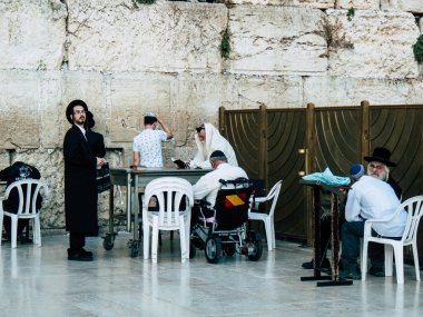 Jerusalem İsrail 14 Nisan 2018 bilinmeyenli insanlar açık Kudüs'ün eski şehri Western duvara öğleden sonra dua