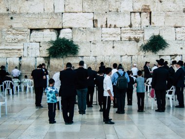 Jerusalem İsrail 14 Nisan 2018 bilinmeyenli insanlar açık Kudüs'ün eski şehri Western duvara öğleden sonra dua