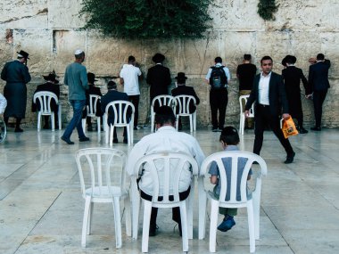 Jerusalem İsrail 14 Nisan 2018 bilinmeyenli insanlar açık Kudüs'ün eski şehri Western duvara öğleden sonra dua