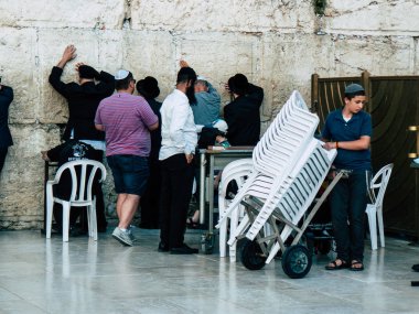 Jerusalem İsrail 14 Nisan 2018 bilinmeyenli insanlar açık Kudüs'ün eski şehri Western duvara öğleden sonra dua
