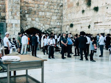 Jerusalem İsrail 14 Nisan 2018 bilinmeyenli insanlar açık Kudüs'ün eski şehri Western duvara öğleden sonra dua
