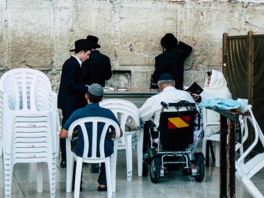 Jerusalem İsrail 14 Nisan 2018 bilinmeyenli insanlar açık Kudüs'ün eski şehri Western duvara öğleden sonra dua