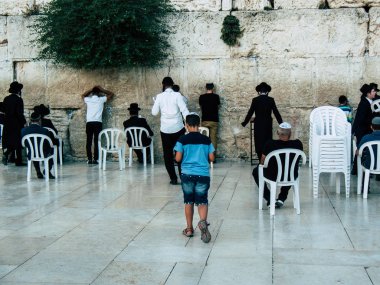 Jerusalem İsrail 14 Nisan 2018 bilinmeyenli insanlar açık Kudüs'ün eski şehri Western duvara öğleden sonra dua