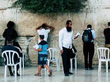 Jerusalem İsrail 14 Nisan 2018 bilinmeyenli insanlar açık Kudüs'ün eski şehri Western duvara öğleden sonra dua