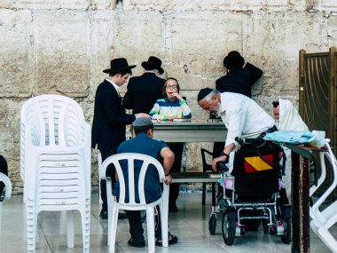 Jerusalem İsrail 14 Nisan 2018 bilinmeyenli insanlar açık Kudüs'ün eski şehri Western duvara öğleden sonra dua