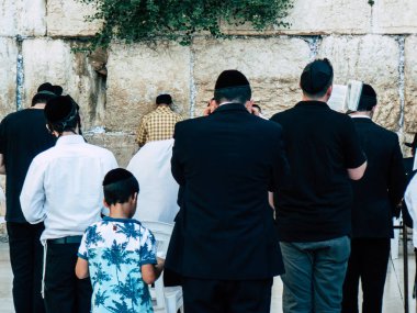 Jerusalem İsrail 14 Nisan 2018 bilinmeyenli insanlar açık Kudüs'ün eski şehri Western duvara öğleden sonra dua