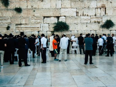 Jerusalem İsrail 14 Nisan 2018 bilinmeyenli insanlar açık Kudüs'ün eski şehri Western duvara öğleden sonra dua