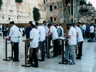 Jerusalem İsrail 14 Nisan 2018 bilinmeyenli insanlar açık Kudüs'ün eski şehri Western duvara öğleden sonra dua